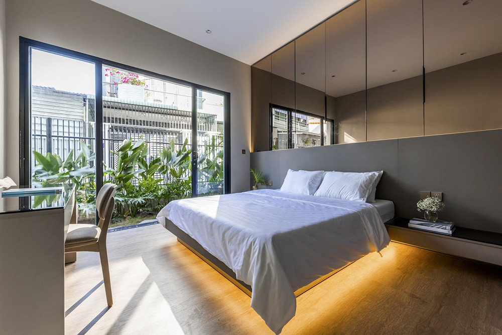 Nhà phố xây trên đất méo ấn tượng với bể bơi bao quanh-8