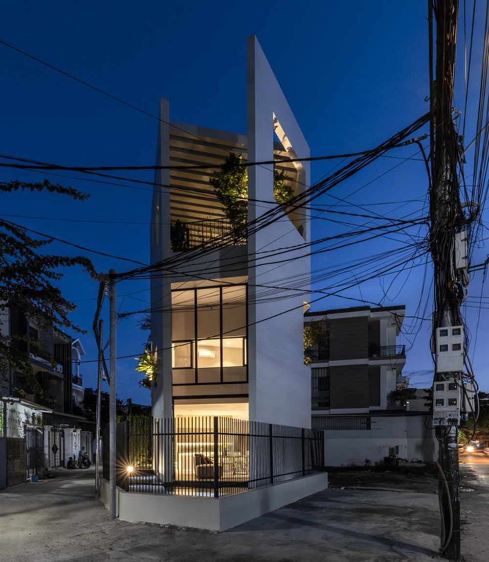 Nhà phố xây trên đất méo ấn tượng với bể bơi bao quanh-17