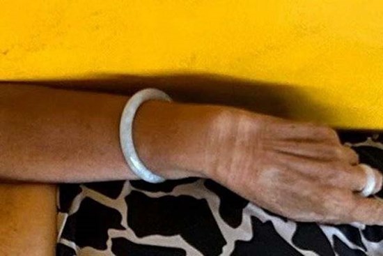 Người phụ nữ tử vong trên ghế đá trước cửa hàng tiện lợi ở TPHCM