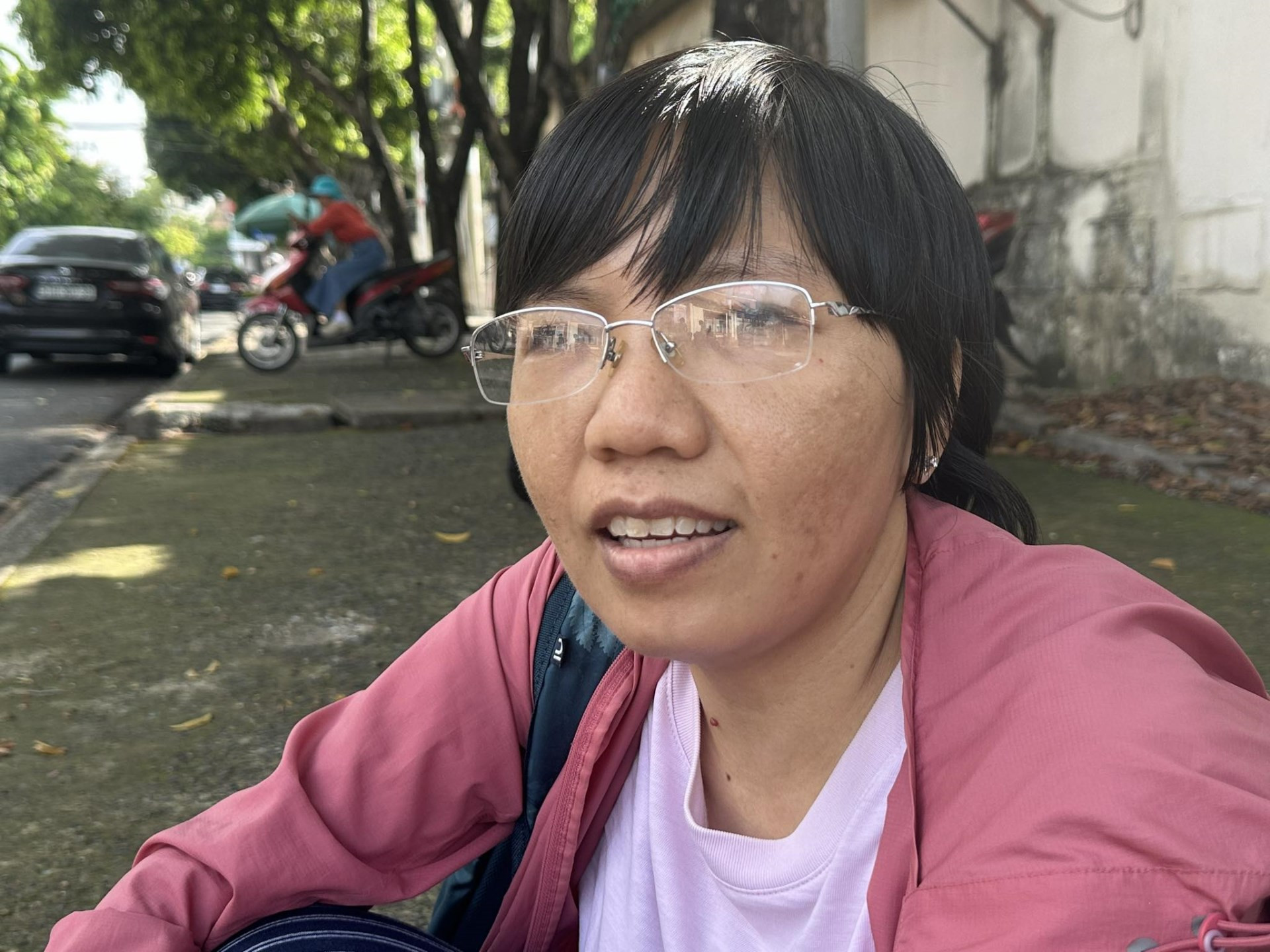 Đêm không ngủ của những người mẹ ngoài cổng trường thi lớp 10-2