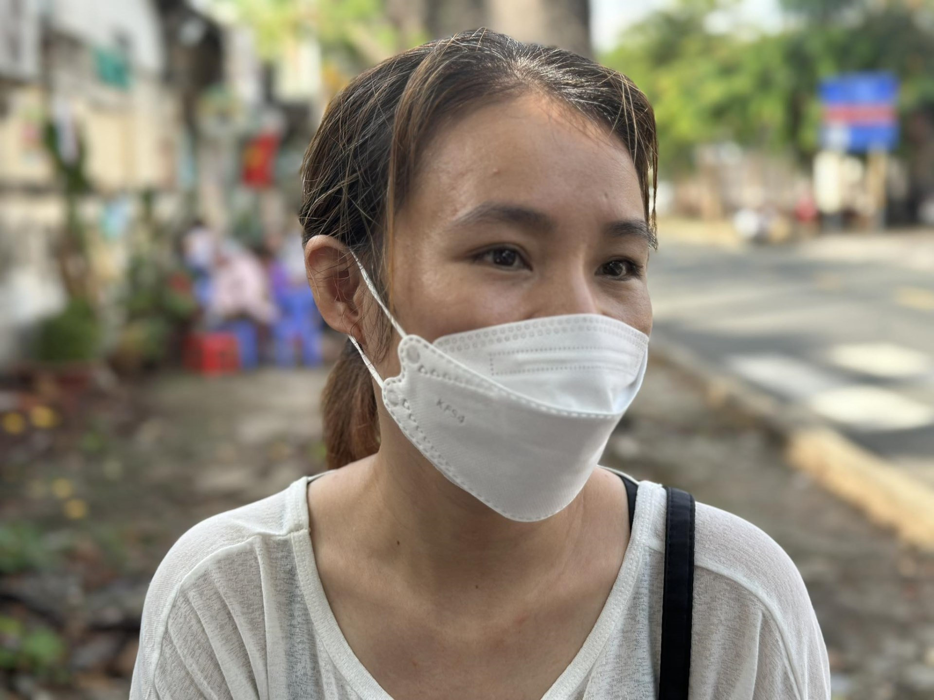 Đêm không ngủ của những người mẹ ngoài cổng trường thi lớp 10-3