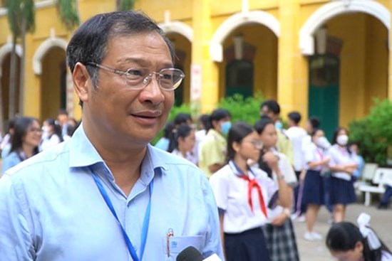 Phụ huynh nhờ phát loa nhắc con không vi phạm quy chế
