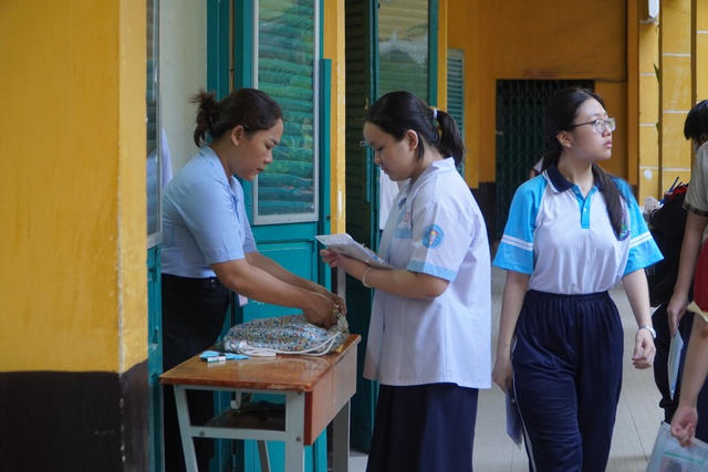 Phụ huynh nhờ phát loa nhắc con không vi phạm quy chế-6