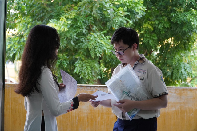 Phụ huynh nhờ phát loa nhắc con không vi phạm quy chế-5