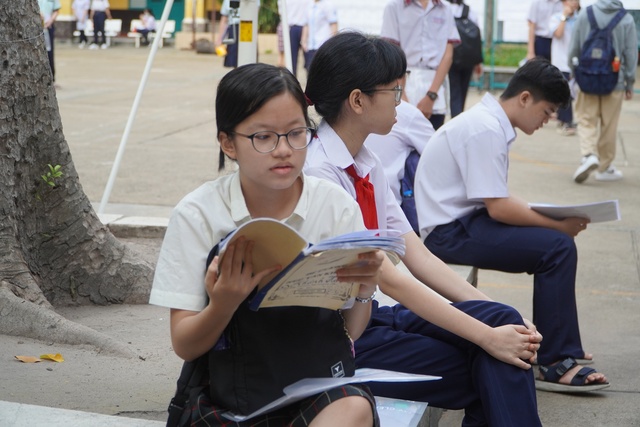 Phụ huynh nhờ phát loa nhắc con không vi phạm quy chế-3