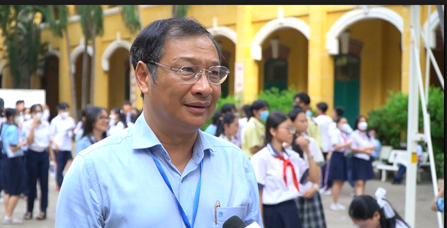 Phụ huynh nhờ phát loa nhắc con không vi phạm quy chế-1