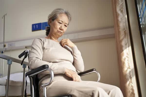 Cụ bà tử vong trong viện dưỡng lão, nguyên nhân đến từ một đường ống bên cửa sổ: Ai chịu trách nhiệm?-1