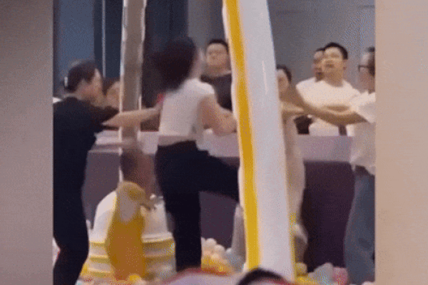 Clip: Phụ huynh lao vào đánh nhau tại khu vui chơi và lý do bất ngờ-1