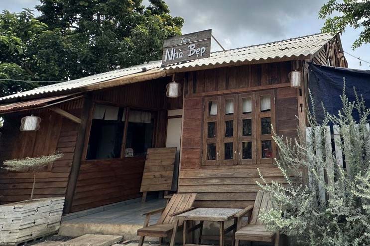 Ngồi uống cà phê, một giáo viên bị tấm bê tông rơi trúng người tử vong-1