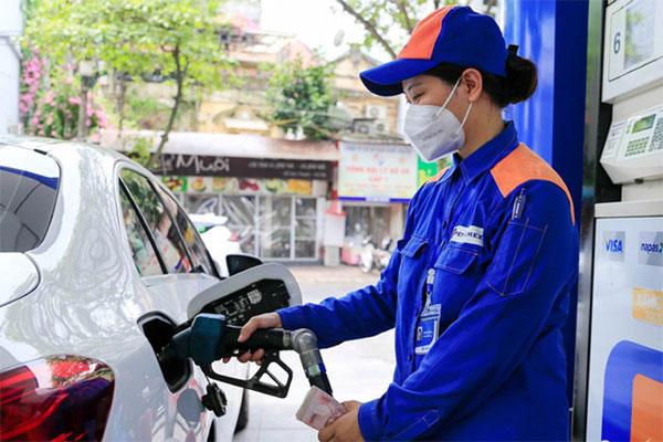 Giá xăng giảm mạnh, RON 95 về dưới 22.000 đồng/lít-1