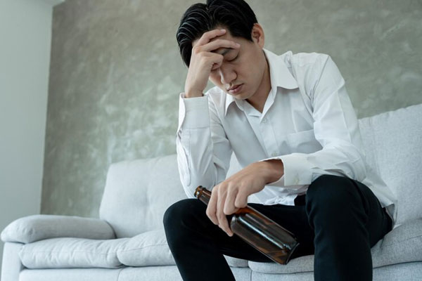 Phát hiện ra bệnh của người chồng, bác sĩ yêu cầu gọi vợ đến cùng điều trị-1