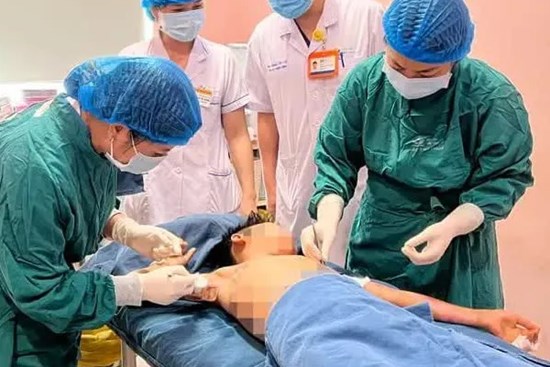 Bé trai leo cột điện cao thế bắn chim, bị giật rơi 10 m xuống đất