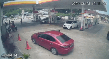 Xuống ô tô vẫn để máy nổ, người phụ nữ không ngờ tới màn cướp xe gay cấn như trong phim-2