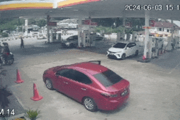 Xuống ô tô vẫn để máy nổ, người phụ nữ không ngờ tới màn cướp xe gay cấn như trong phim