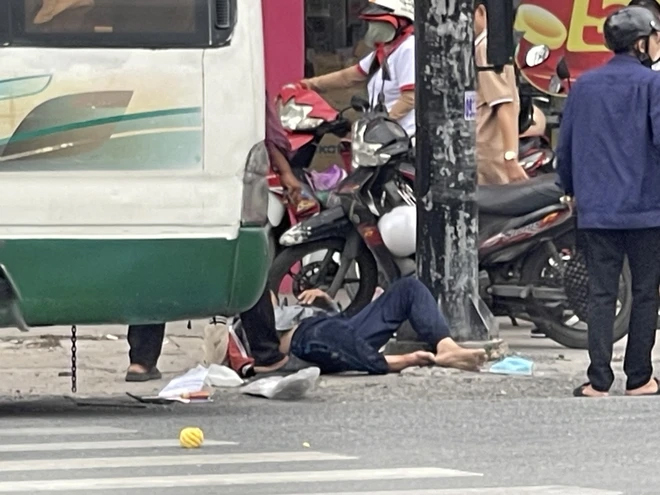 Xe 35 chỗ tông nhiều xe máy dừng chờ đèn đỏ làm 1 người tử vong, 7 người đi cấp cứu-1