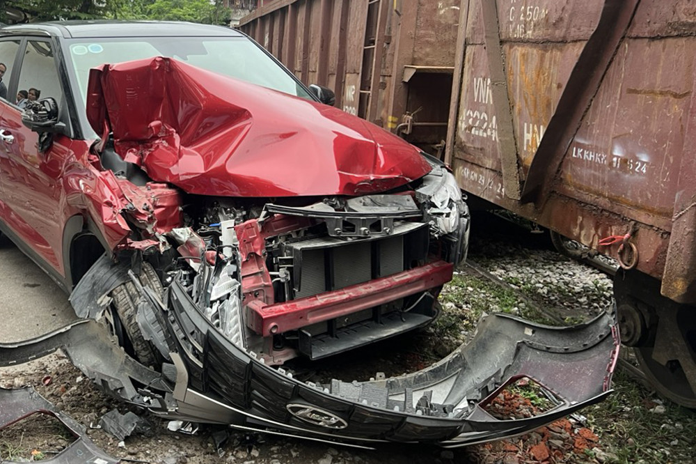 Bị tàu húc nát vì đỗ sát đường ray, chủ xe Creta có được bảo hiểm?-2