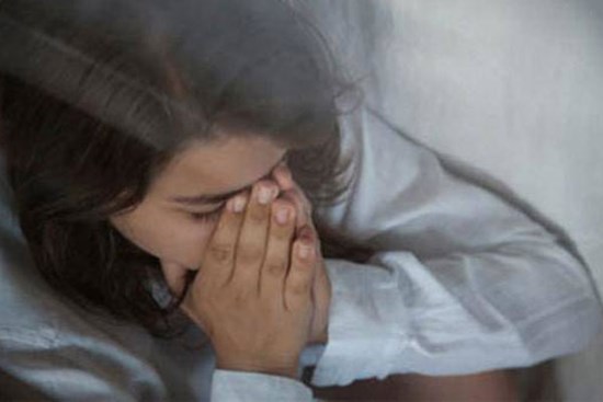 Giặt quần áo, tôi sụp đổ khi đọc xong tờ giấy tìm thấy trong túi áo chồng