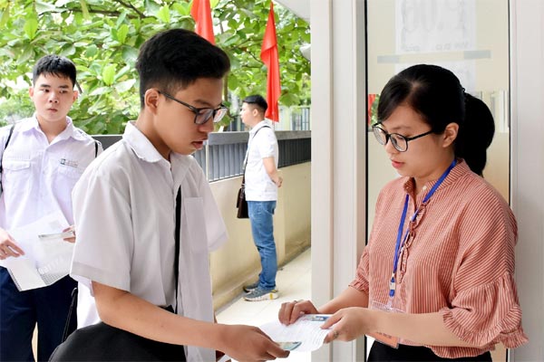 Đề Toán vào lớp 10 TP.HCM khó, thí sinh ôm nhau khóc nức nở-10