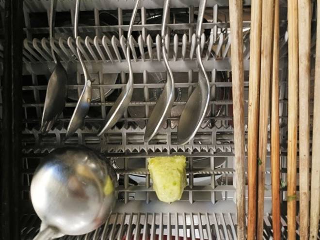 Cho thứ bỏ đi này vào máy rửa bát, bát đĩa luôn sạch sẽ thơm tho, không mùi hóa chất-6