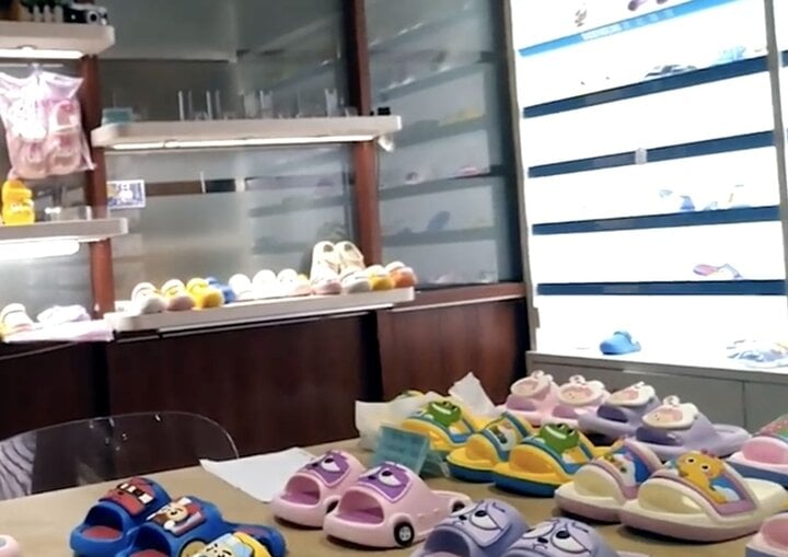 Phát hiện hàng loạt dép nhựa độc gây dậy thì sớm, dư luận Trung Quốc rúng động-1