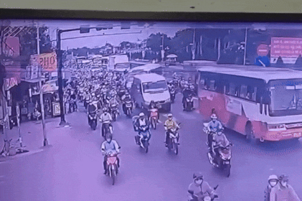 Hãi hùng cảnh ô tô 'lùa' 8 xe máy ở Long An khiến 2 người tử vong