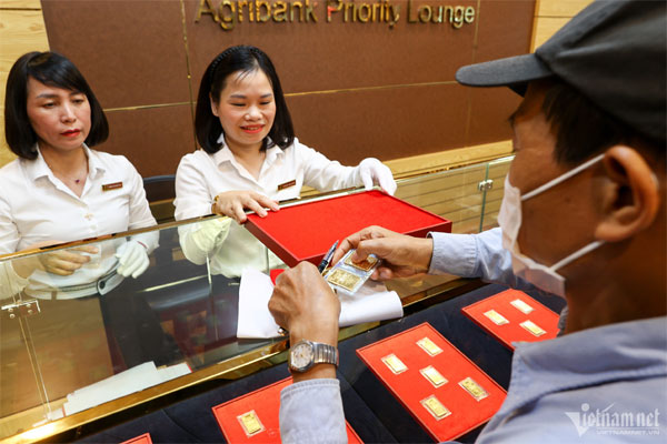 Giá vàng SJC tại 4 ngân hàng đứng im, cảnh báo người dân thận trọng khi mua vào-1