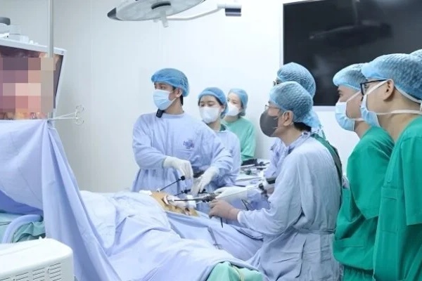 Đi cấp cứu vì chạm vào dây sạc điện thoại đang cắm-1