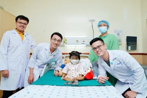 Đi cấp cứu vì chạm vào dây sạc điện thoại đang cắm-2