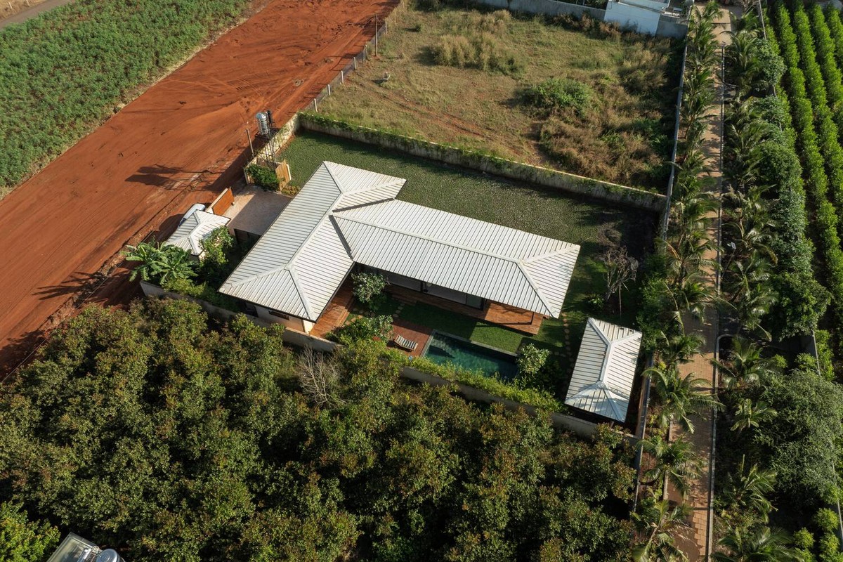 Ấn tượng mẫu nhà vườn có mái bằng vỏ trấu cách nhiệt-5