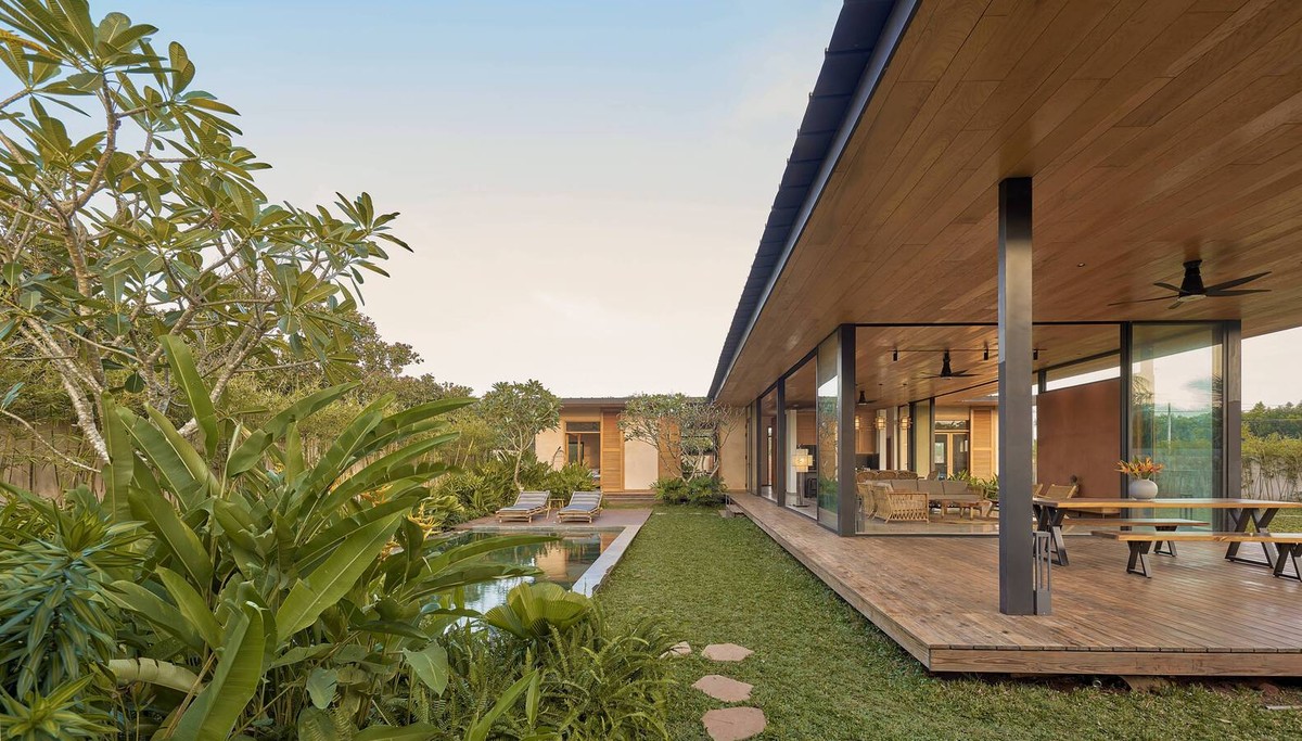 Ấn tượng mẫu nhà vườn có mái bằng vỏ trấu cách nhiệt-10