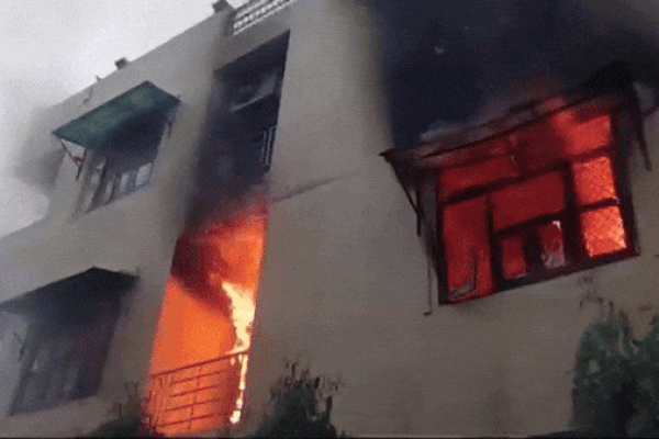 Điều hòa bất ngờ phát nổ khiến căn hộ chung cư bốc cháy ngùn ngụt-1