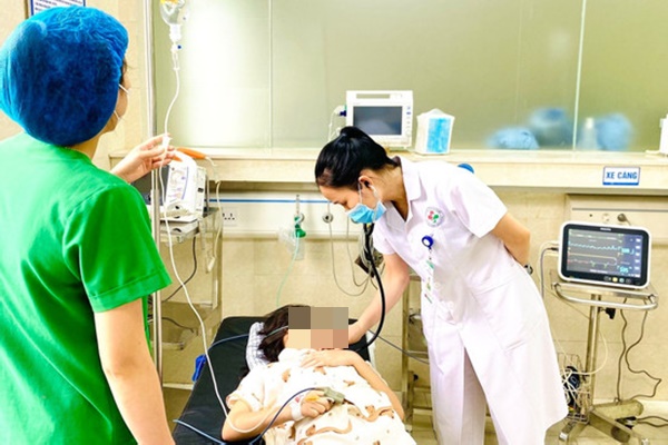 Bé trai 7 tuổi bị bỏng tay khi rút điện thoại đang sạc-2