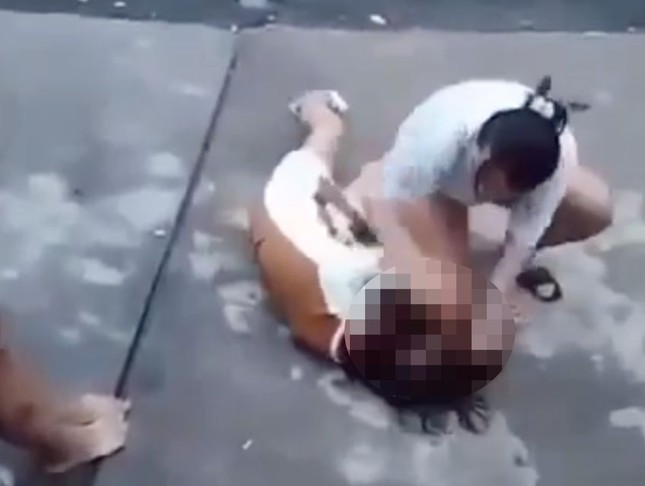 Bé gái bị bạn túm tóc đánh tới tấp trong công viên ở TPHCM-1