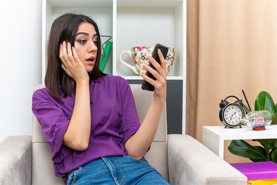 Mở camera, chồng phát hiện bộ mặt thật của cô vợ ngoan hiền