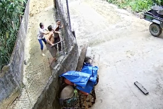 Mâu thuẫn nhỏ trong cuộc rượu, anh cầm dao đâm em họ tử vong