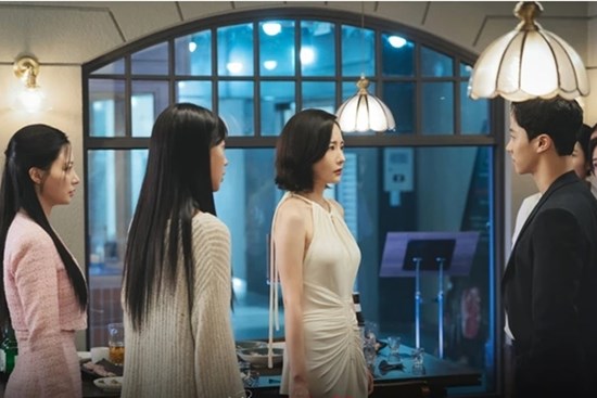 Mời sếp ăn tối, nhưng sếp dẫn theo 10 người lạ, người EQ ứng xử thấu tình đạt lý, không chỗ nào chê