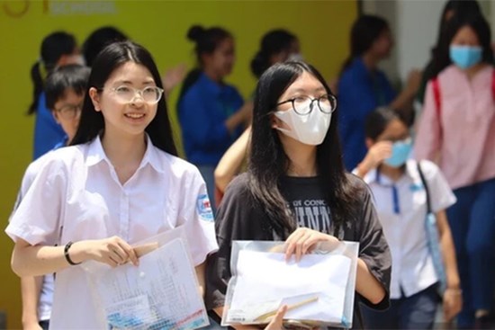 Sáng nay (8/6), hơn 100.000 học sinh tham gia kỳ thi vào lớp 10 Hà Nội năm 2024