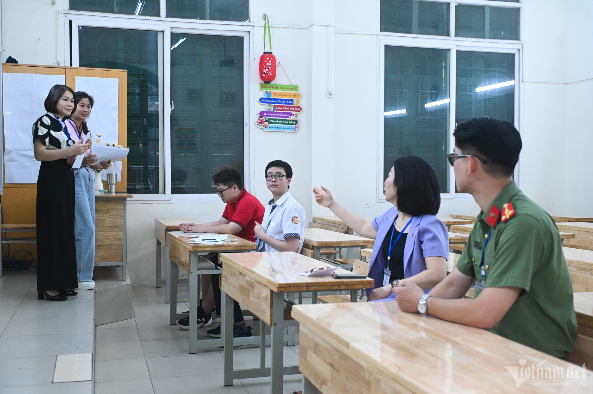 Thi lớp 10 tại Hà Nội: Thí sinh bị gãy tay đọc đáp án cho học sinh lớp 8 chép hộ-2
