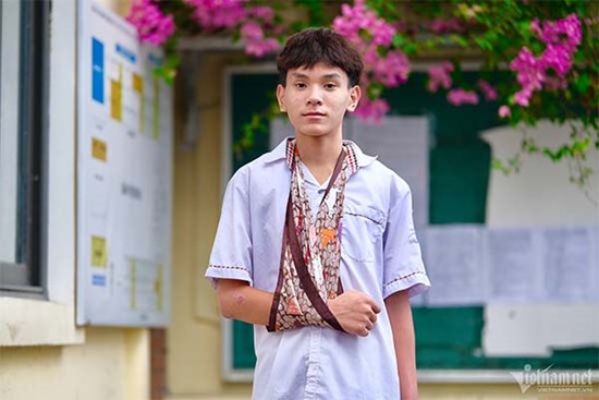 Thi lớp 10 tại Hà Nội: Thí sinh bị gãy tay đọc đáp án cho học sinh lớp 8 chép hộ