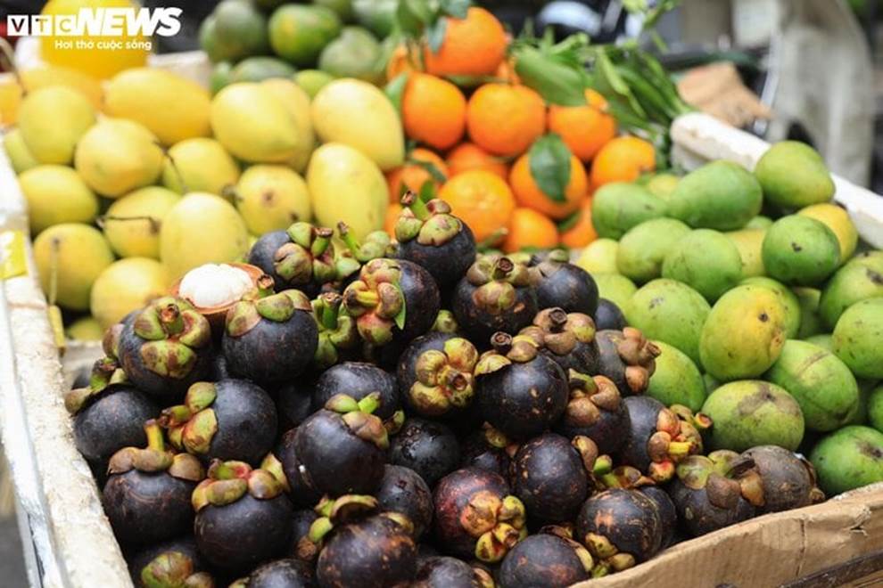 Người Hà Nội sắm Tết Đoan Ngọ, thị trường sôi động, giá vẫn bình ổn-1