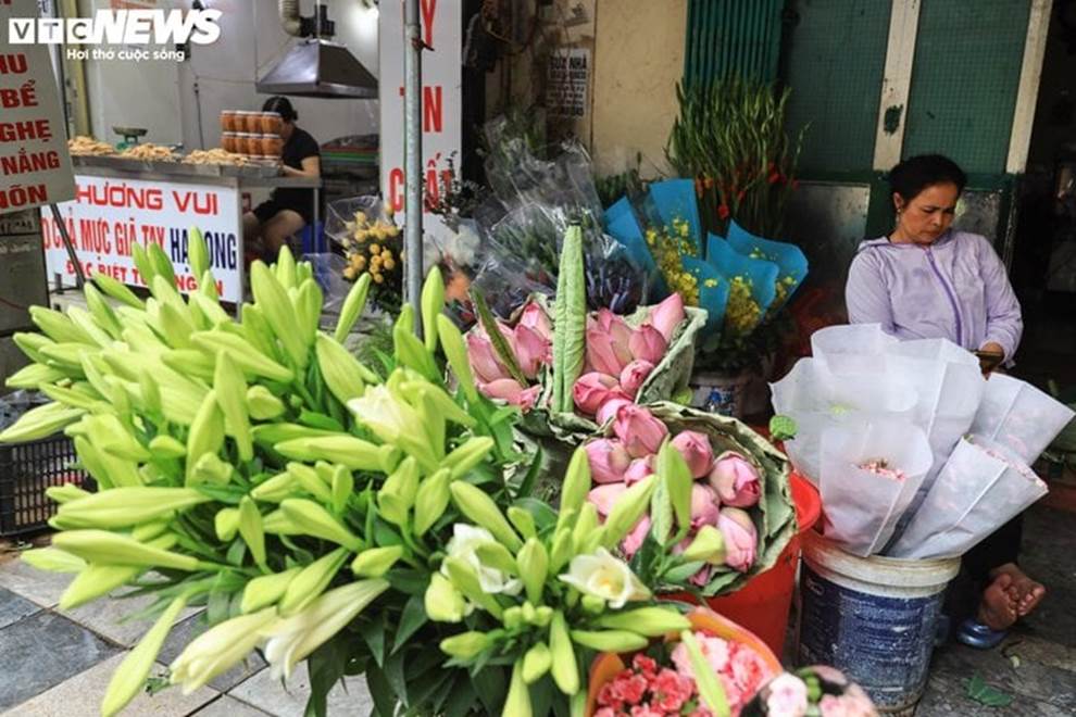 Người Hà Nội sắm Tết Đoan Ngọ, thị trường sôi động, giá vẫn bình ổn-3