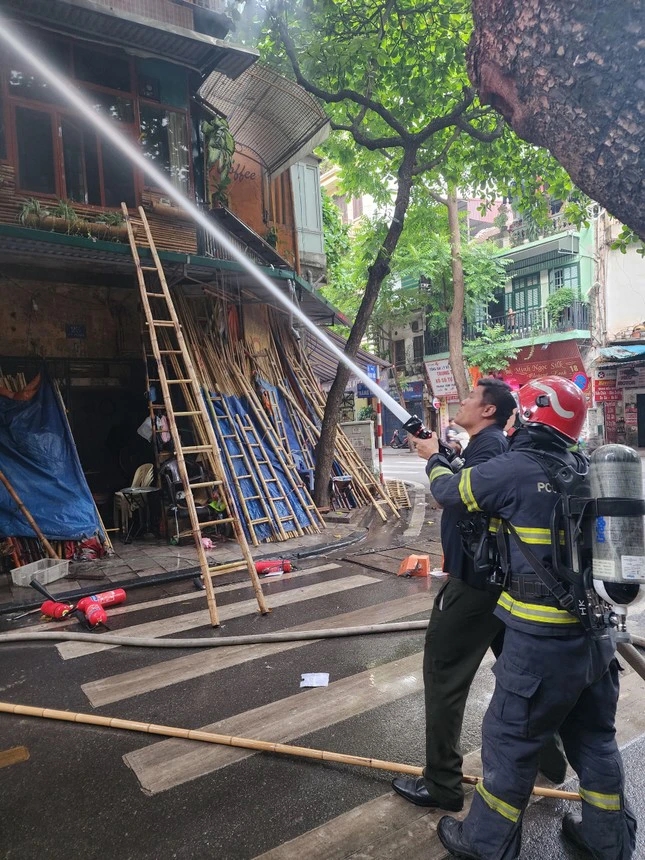 Hà Nội: Quán cà phê trên phố Hàng Vải cháy ngùn ngụt-1
