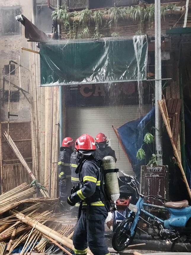 Hà Nội: Quán cà phê trên phố Hàng Vải cháy ngùn ngụt-2