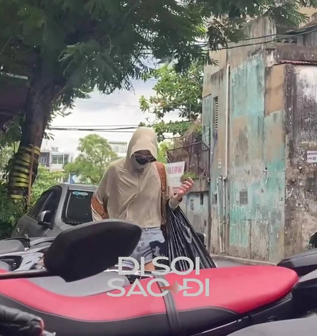 Tóm dính Lâm Minh trùm kín mít, một mình khệ nệ xách đồ nặng vào chỗ làm-1