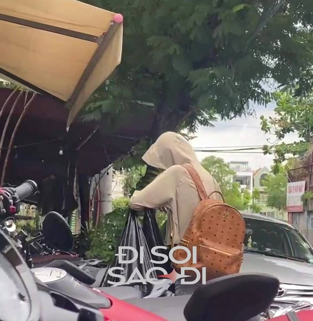 Tóm dính Lâm Minh trùm kín mít, một mình khệ nệ xách đồ nặng vào chỗ làm-2