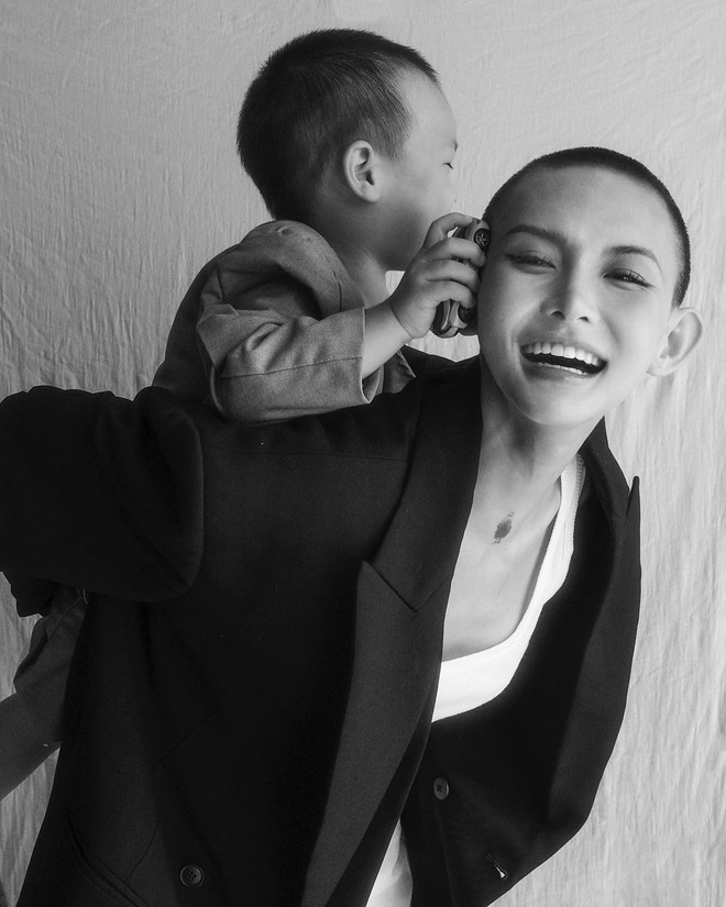 Tóm dính Lâm Minh trùm kín mít, một mình khệ nệ xách đồ nặng vào chỗ làm-4