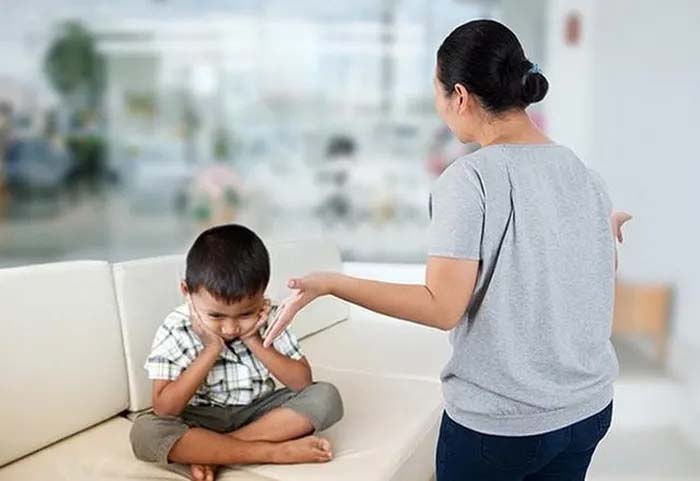 8 hành vi chưa chuẩn của cha mẹ trong dạy bảo con cái sẽ khiến trẻ càng bướng bỉnh, cục tính-2