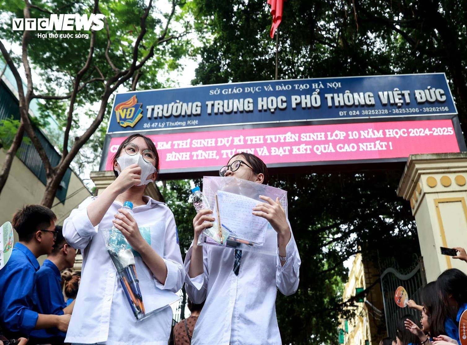 Muôn kiểu ăn mừng của sĩ tử sau khi kết thúc môn thi đầu tiên vào lớp 10 Hà Nội-1