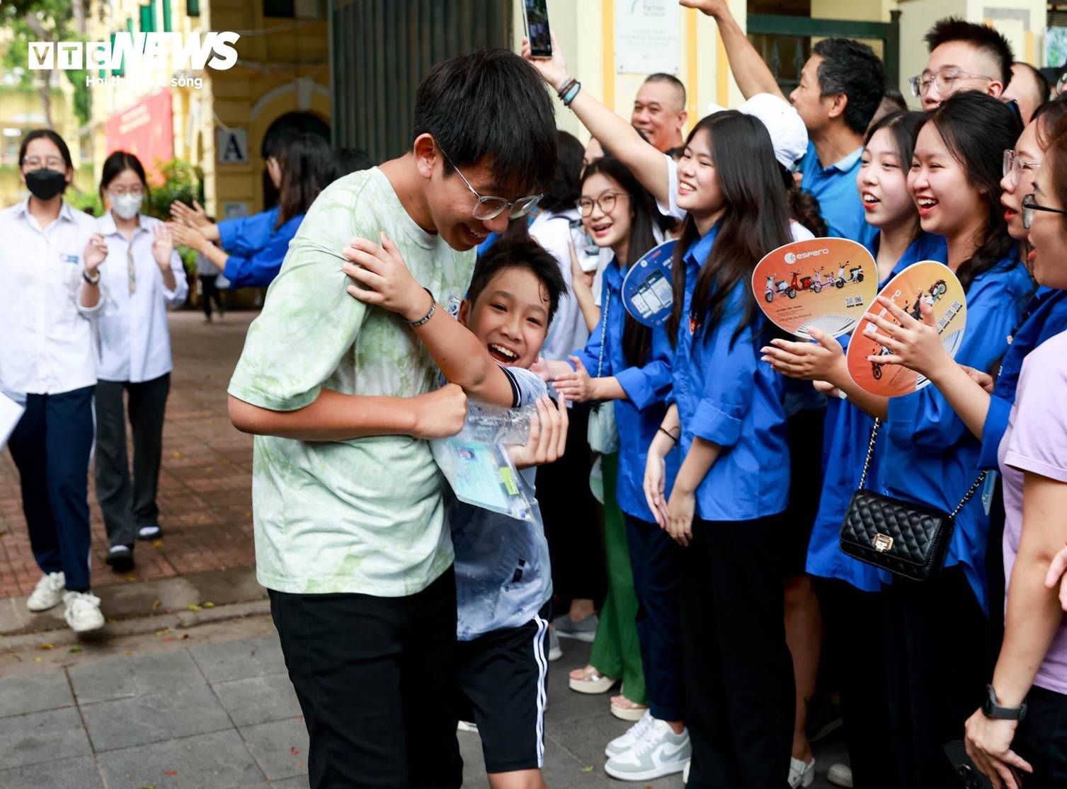 Muôn kiểu ăn mừng của sĩ tử sau khi kết thúc môn thi đầu tiên vào lớp 10 Hà Nội-10