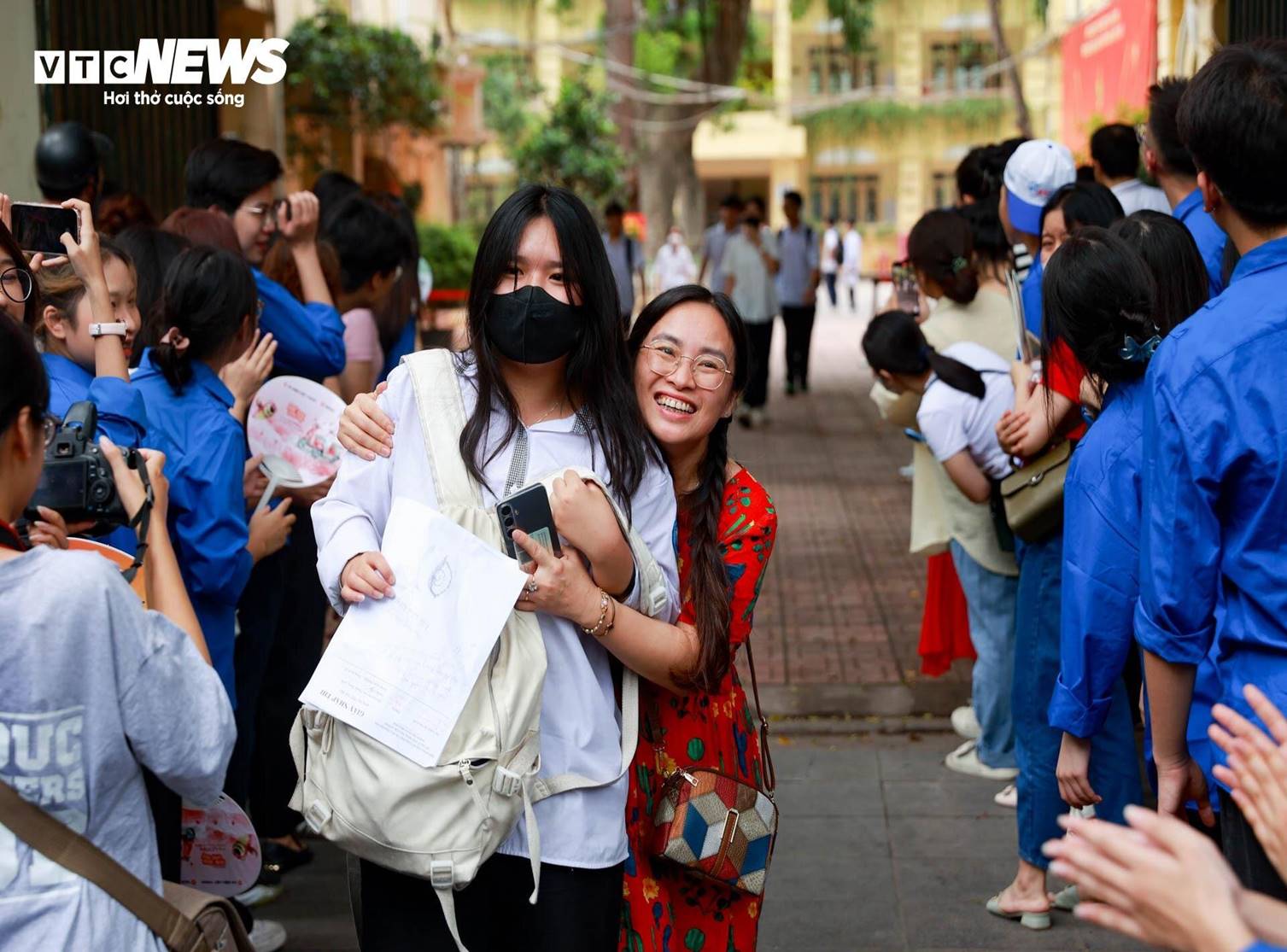 Muôn kiểu ăn mừng của sĩ tử sau khi kết thúc môn thi đầu tiên vào lớp 10 Hà Nội-11